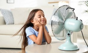 menina em frente ventilador