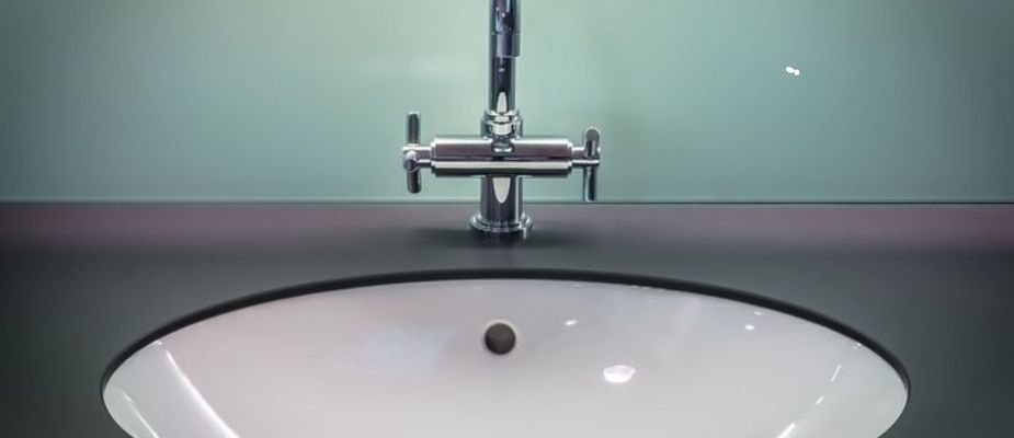 Como desentupir pia de banheiro de forma prática e segura