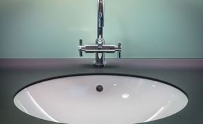 torneira de pia escura