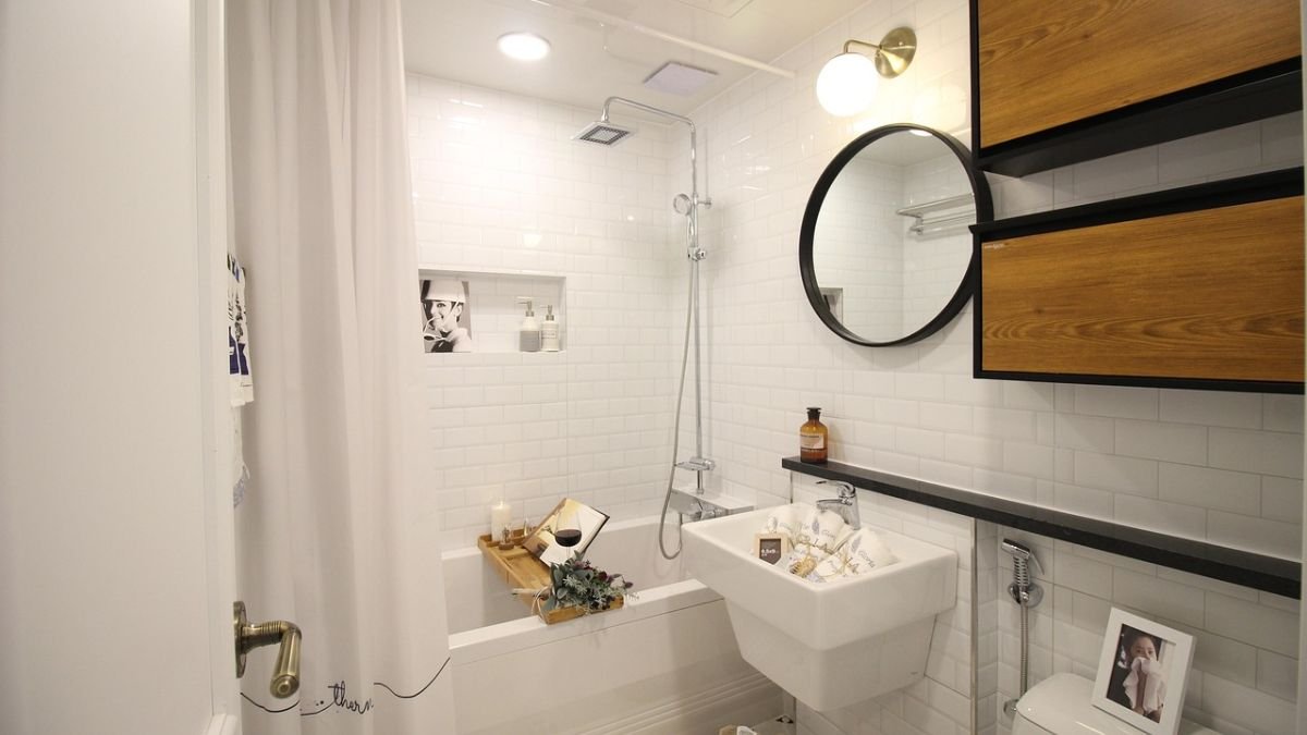 banheiro branco decorado