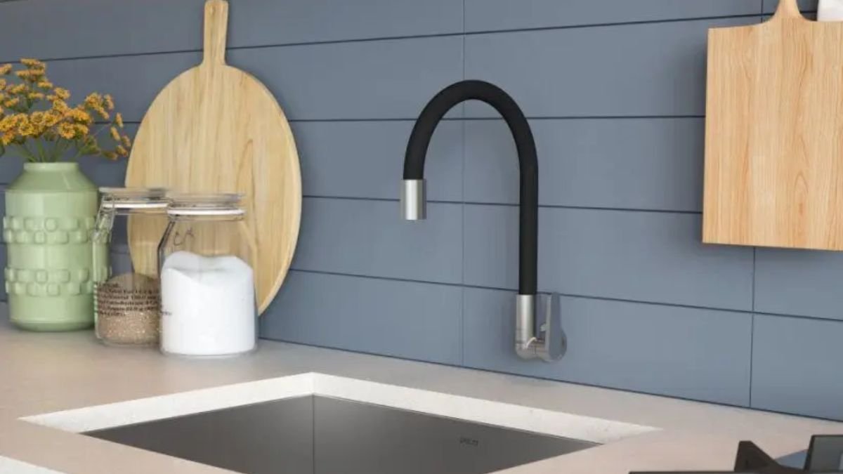 torneira de parede preta flexivel