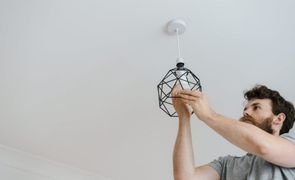 homem trocando lampada
