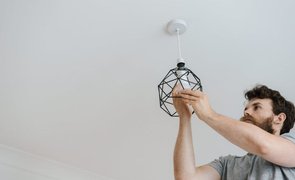 homem trocando lampada