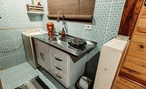 cozinha limpa com paredes azuis