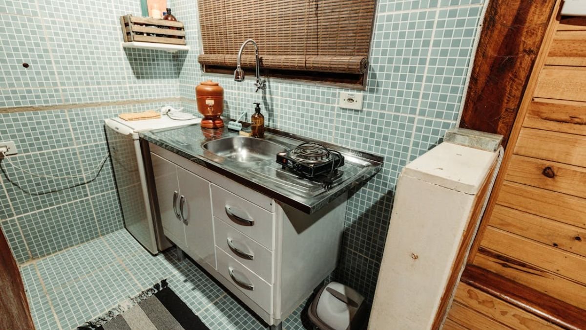 cozinha limpa com paredes azuis