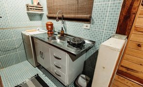 cozinha limpa com paredes azuis