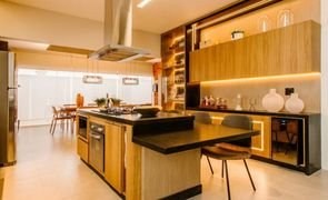 cozinha com moveis de madeira