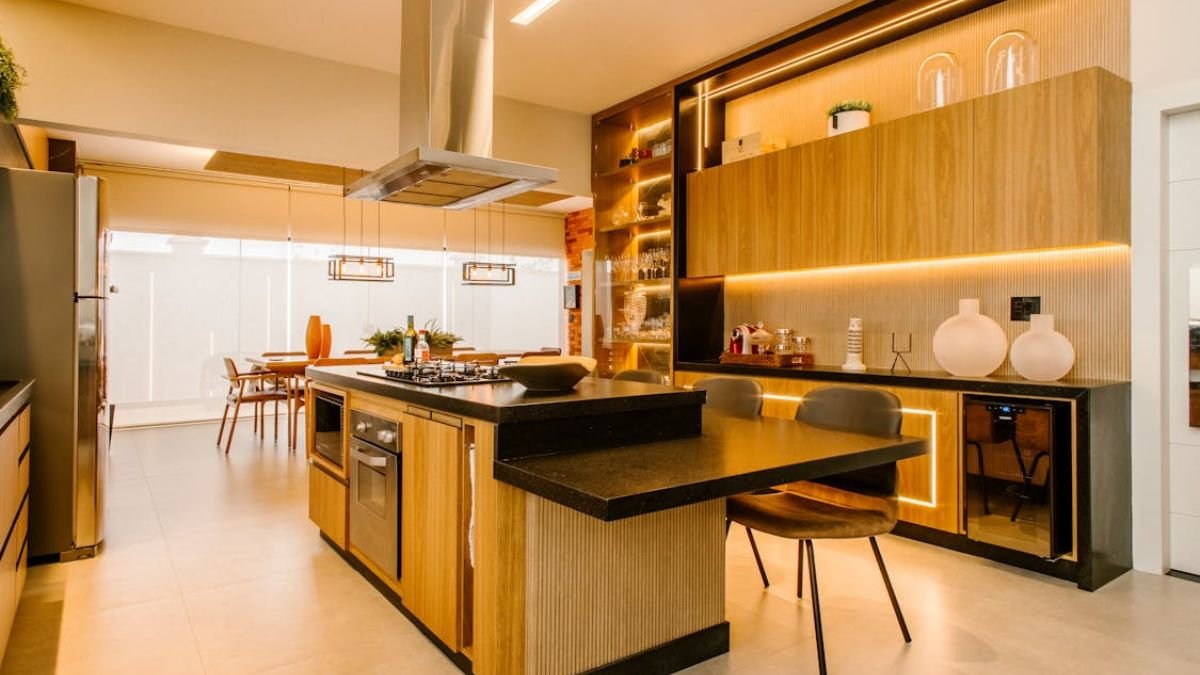 cozinha com moveis de madeira