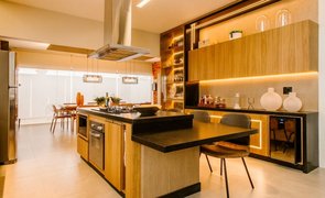 cozinha com moveis de madeira