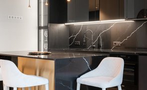 torneira monocomando em cozinha com marmores pretos