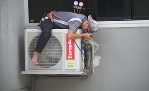 homem arrumando ar condicionado